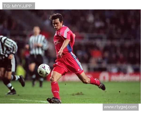 简约风格足球明星素描画像,展现经典瞬间与个性魅力